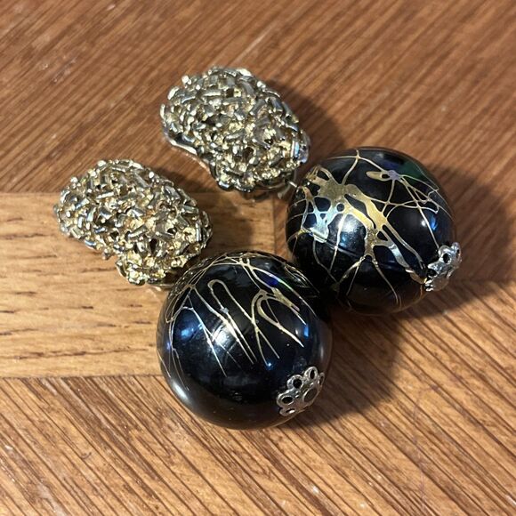 Very Fun Vintage Goldtone Black & Gold Painted Ball Modernist Clip On Earrings - Picture 1 of 7